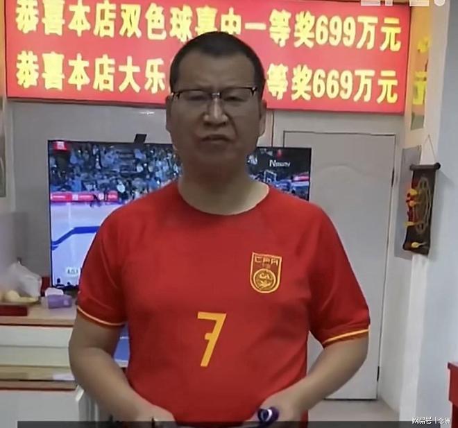 穿国足7号球衣!中国球迷在室内怒烧姆巴佩球衣 网友:安全隐患很大